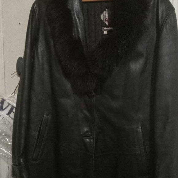 Tiboa Womens Leather coat with fur collar - Picture 2 of 6